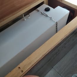 arcón con depósitos de agua limpia