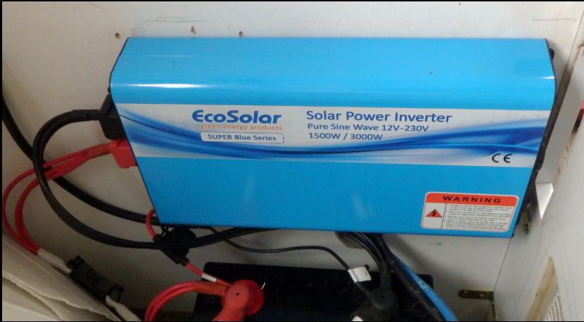 inversor instalado en camper conectado a batería auxiliar 12V