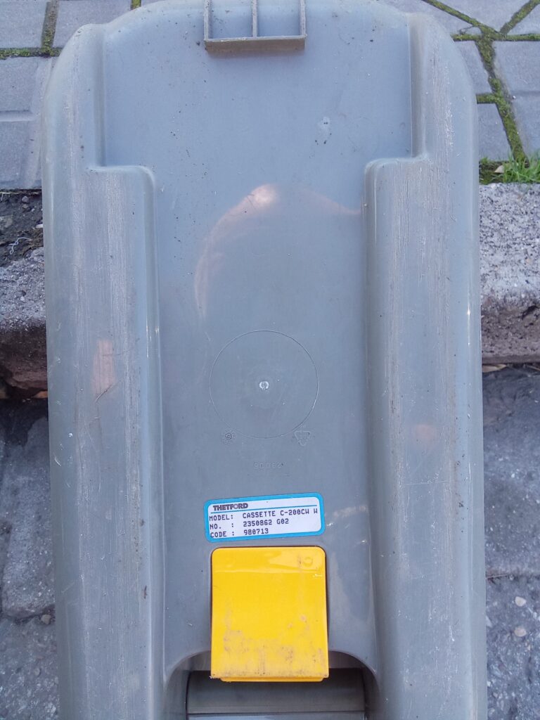 DEPÓSITO DE AGUAS NEGRAS DE BAÑO QUÍMICO, PARTE DE ABAJO