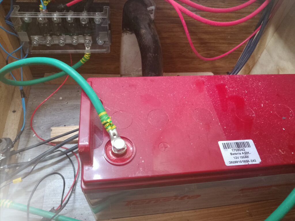 foto real de batería instalada de agm 150AH