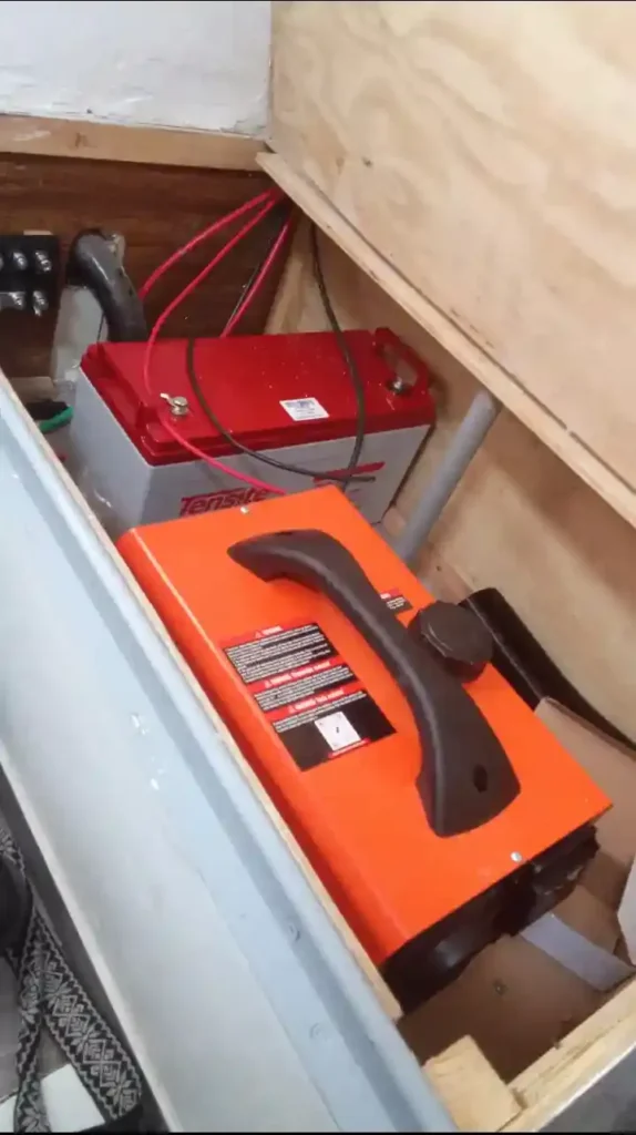 FOTO REAL DE BATERÍA 150 AH EN AUTOCARAVANA HISTÓRICA Y CALEFACCIÓN VEVOR CHINA