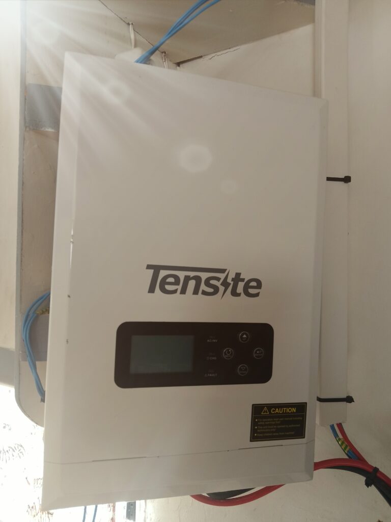 FOTO REAL DE INVERSOR DE ONDA PURA DE 1000W INSTALADO EN AUTOCARAVANA ANTIGUA