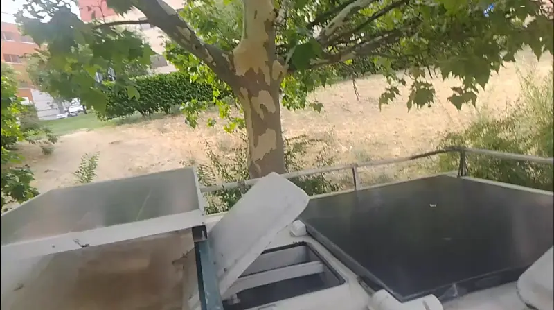 2 paneles solares instaqlados sobre el techo de la autocaravana ford transit 1982