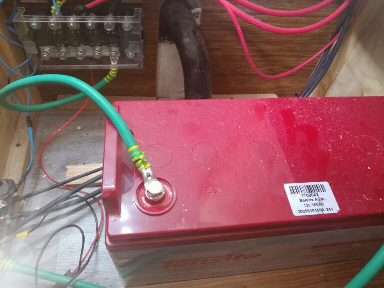 Leisure battery connected with a ground cable and a positive distribution busbar