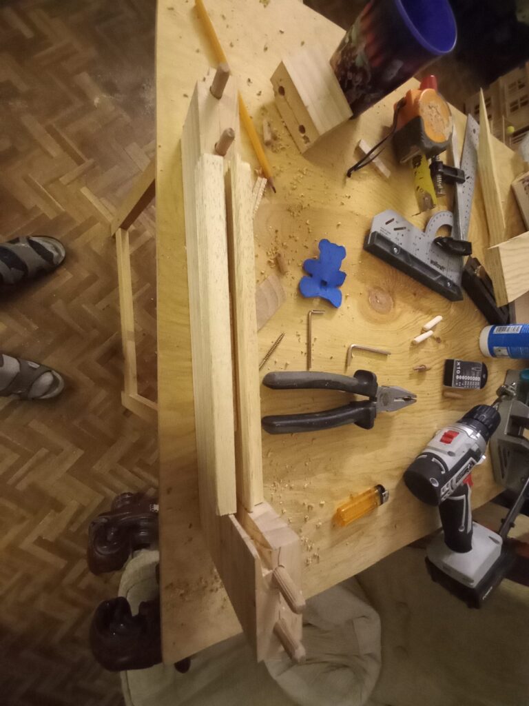 mesa de trabajo improvisada en casa para armar y hacer los muebles camper